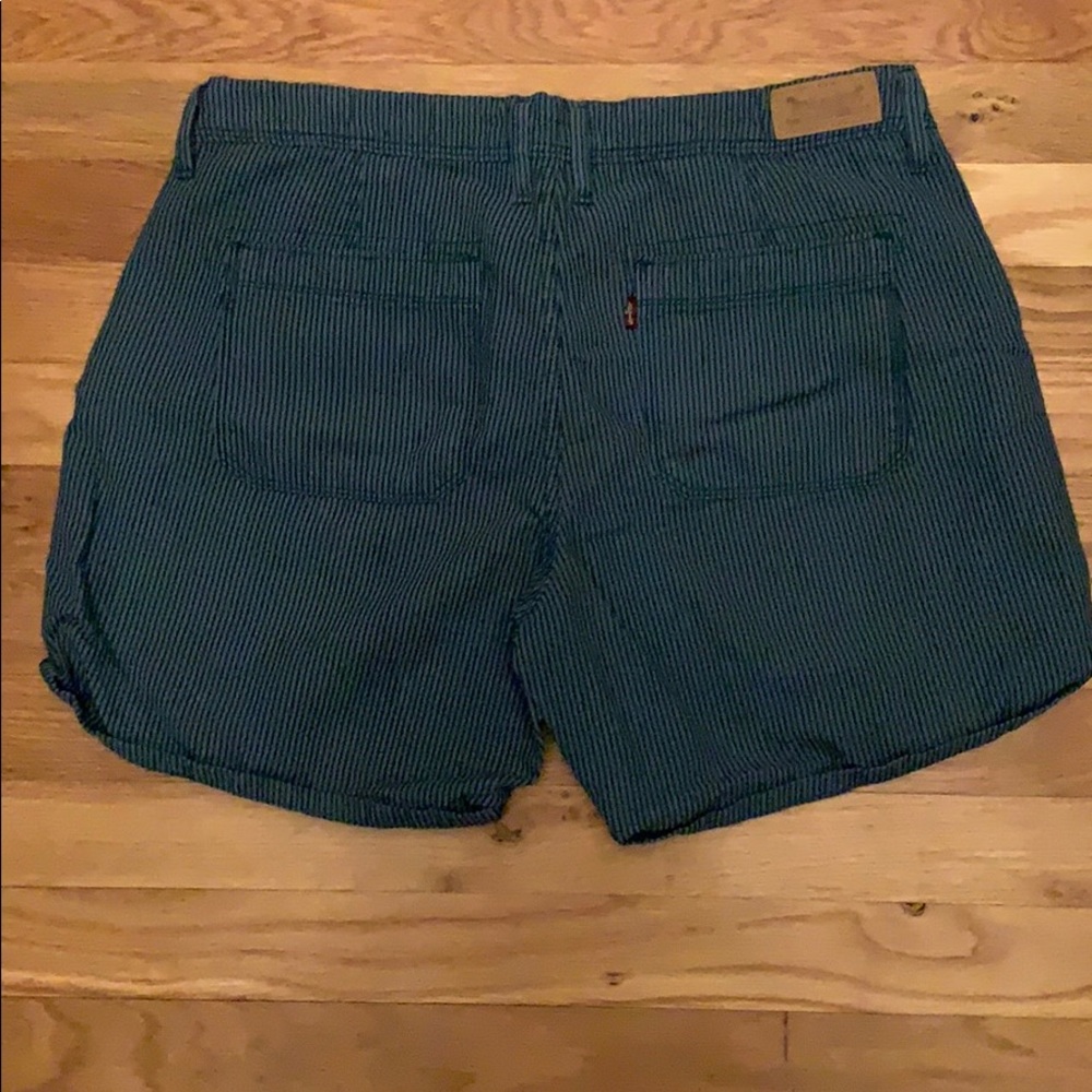 Size 30 waist Green Levi’s shorts - Picture 4 of 4